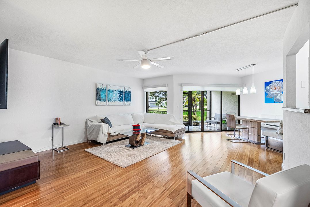 合同活跃: $294,500 (2 贝兹, 2 浴室, 1254 平方英尺)