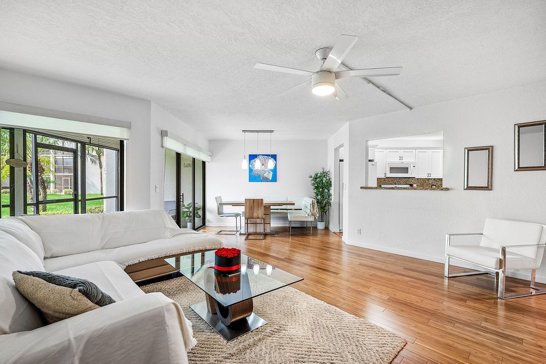 合同活跃: $294,500 (2 贝兹, 2 浴室, 1254 平方英尺)