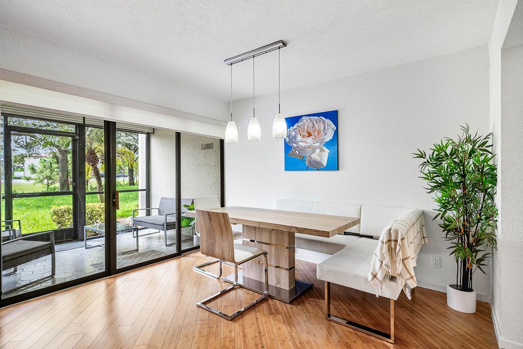 合同活跃: $294,500 (2 贝兹, 2 浴室, 1254 平方英尺)