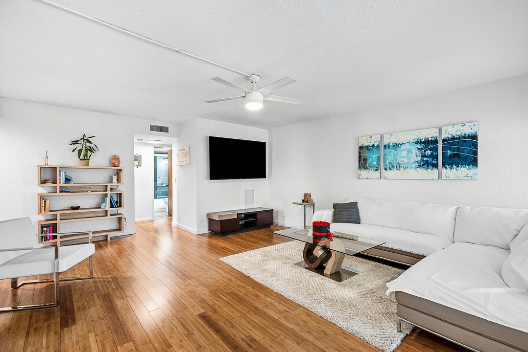 合同活跃: $294,500 (2 贝兹, 2 浴室, 1254 平方英尺)