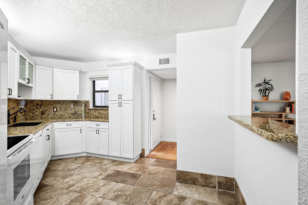 合同活跃: $294,500 (2 贝兹, 2 浴室, 1254 平方英尺)