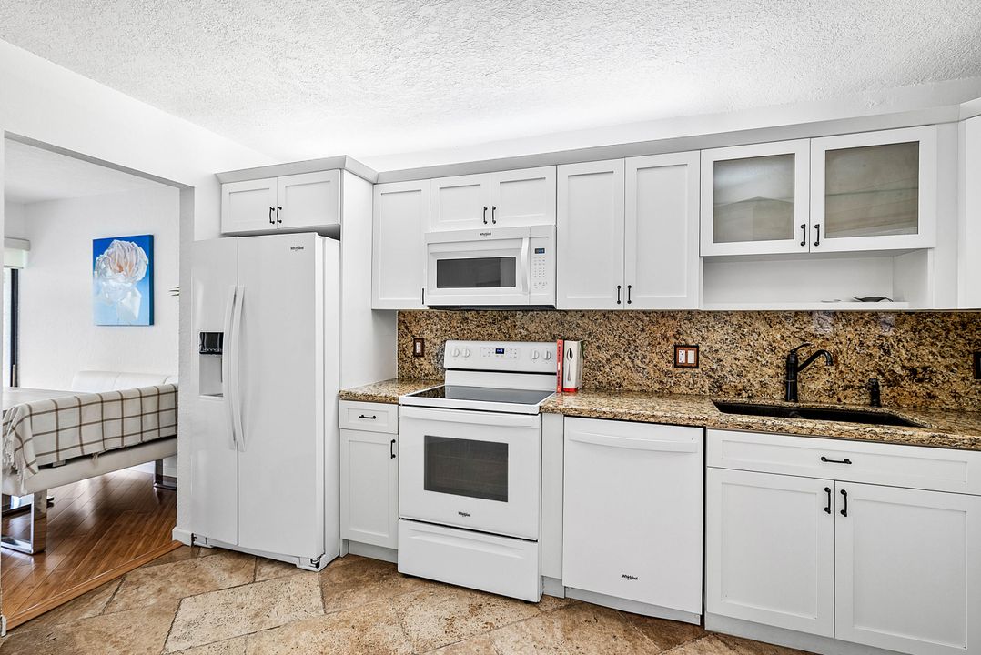 合同活跃: $294,500 (2 贝兹, 2 浴室, 1254 平方英尺)