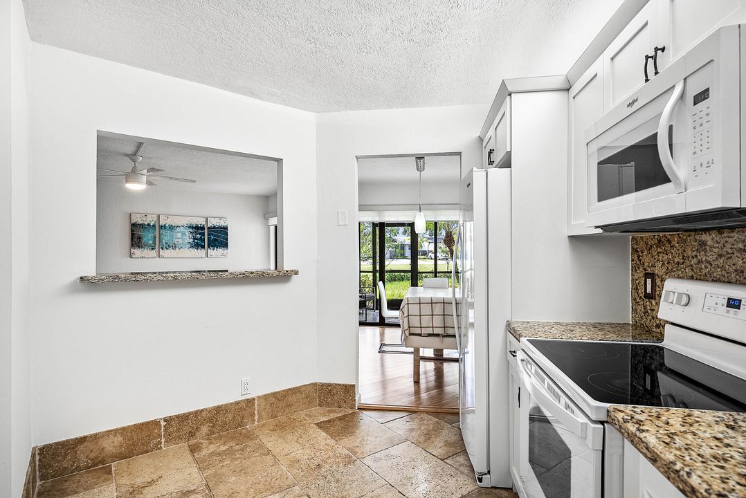 合同活跃: $294,500 (2 贝兹, 2 浴室, 1254 平方英尺)