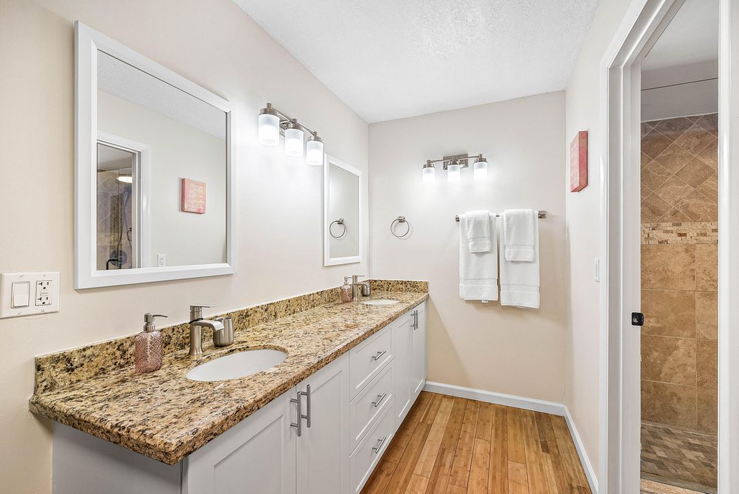 合同活跃: $294,500 (2 贝兹, 2 浴室, 1254 平方英尺)