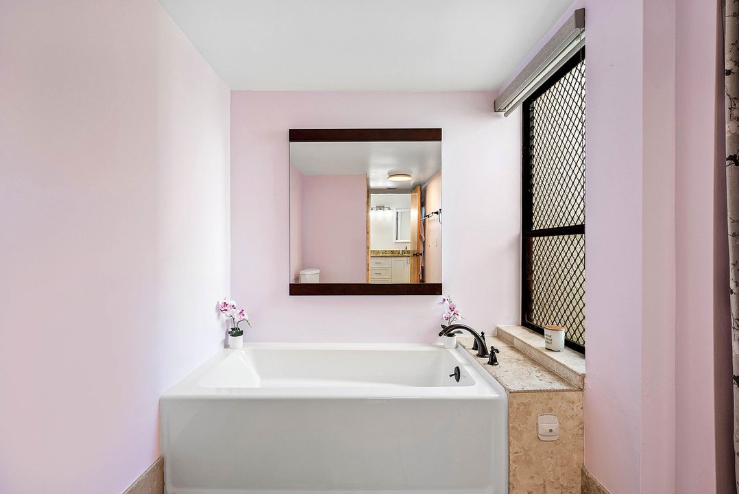 合同活跃: $294,500 (2 贝兹, 2 浴室, 1254 平方英尺)