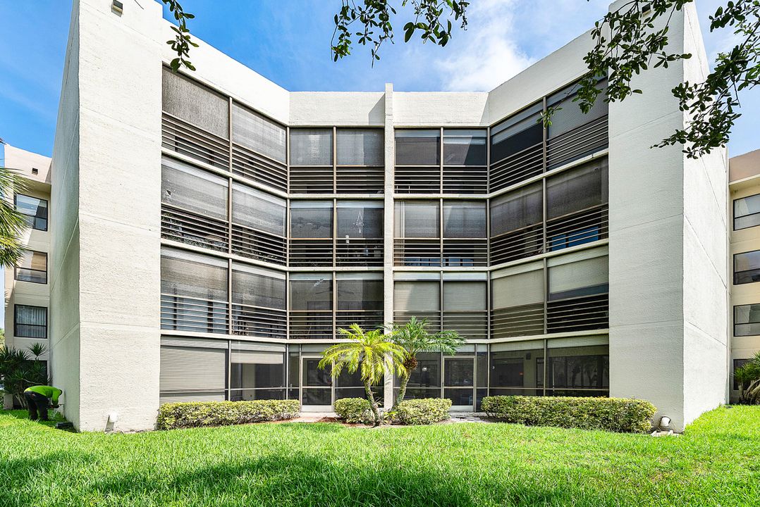 合同活跃: $294,500 (2 贝兹, 2 浴室, 1254 平方英尺)