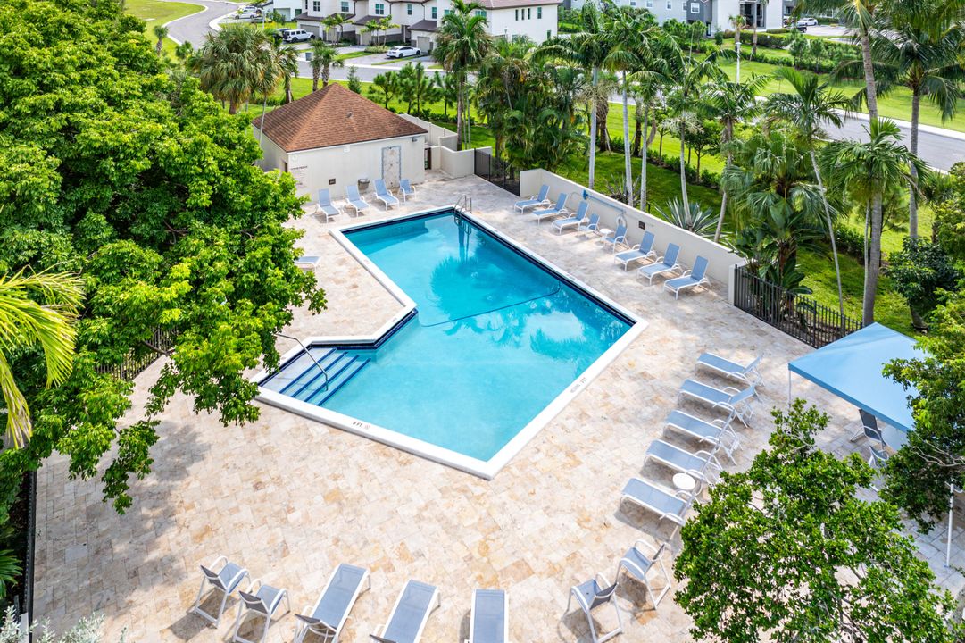 合同活跃: $294,500 (2 贝兹, 2 浴室, 1254 平方英尺)