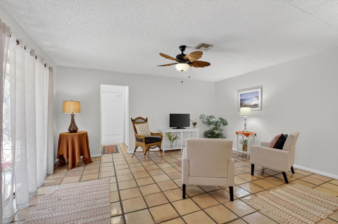 Active With Contract: $235,000 (2 beds, 2 baths, 1188 Square Feet)