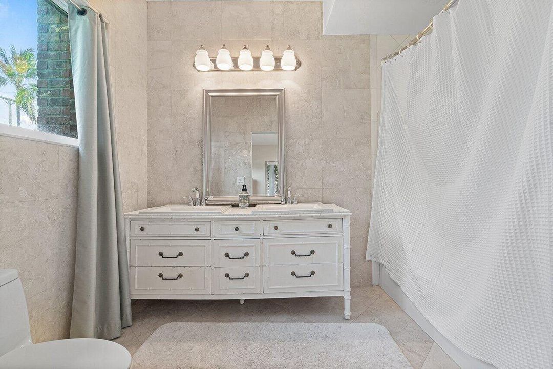 出租: $40,000 (3 贝兹, 3 浴室, 2187 平方英尺)