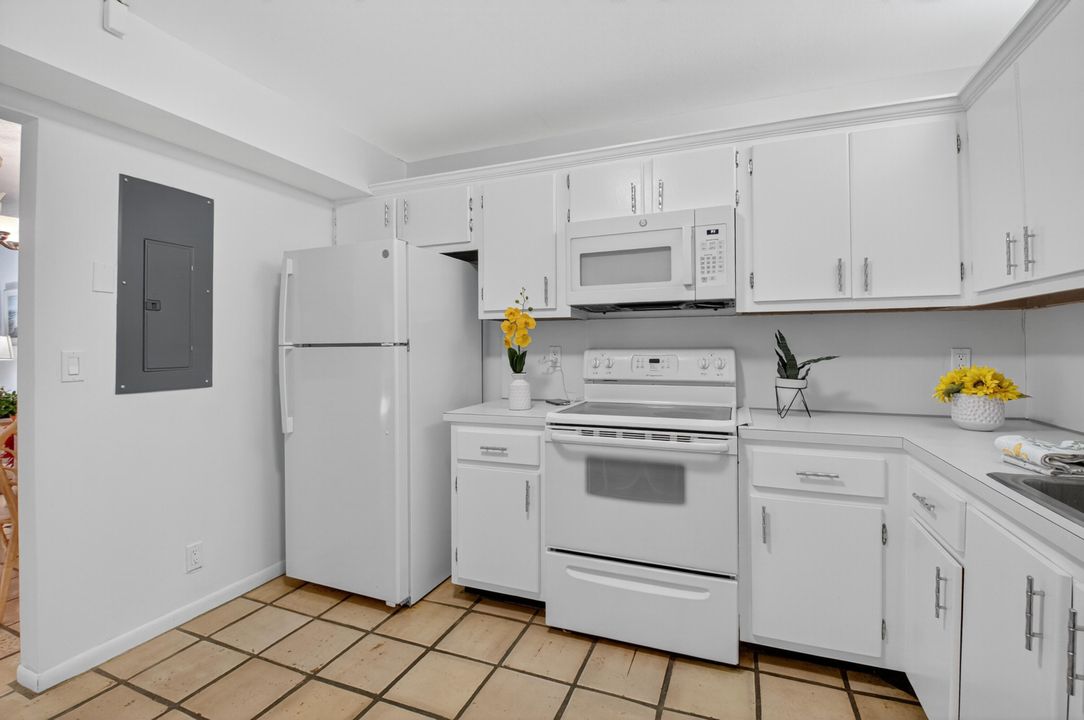 Active With Contract: $235,000 (2 beds, 2 baths, 1188 Square Feet)