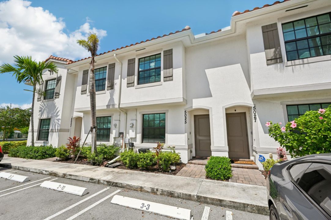 合同活跃: $339,000 (2 贝兹, 2 浴室, 1240 平方英尺)