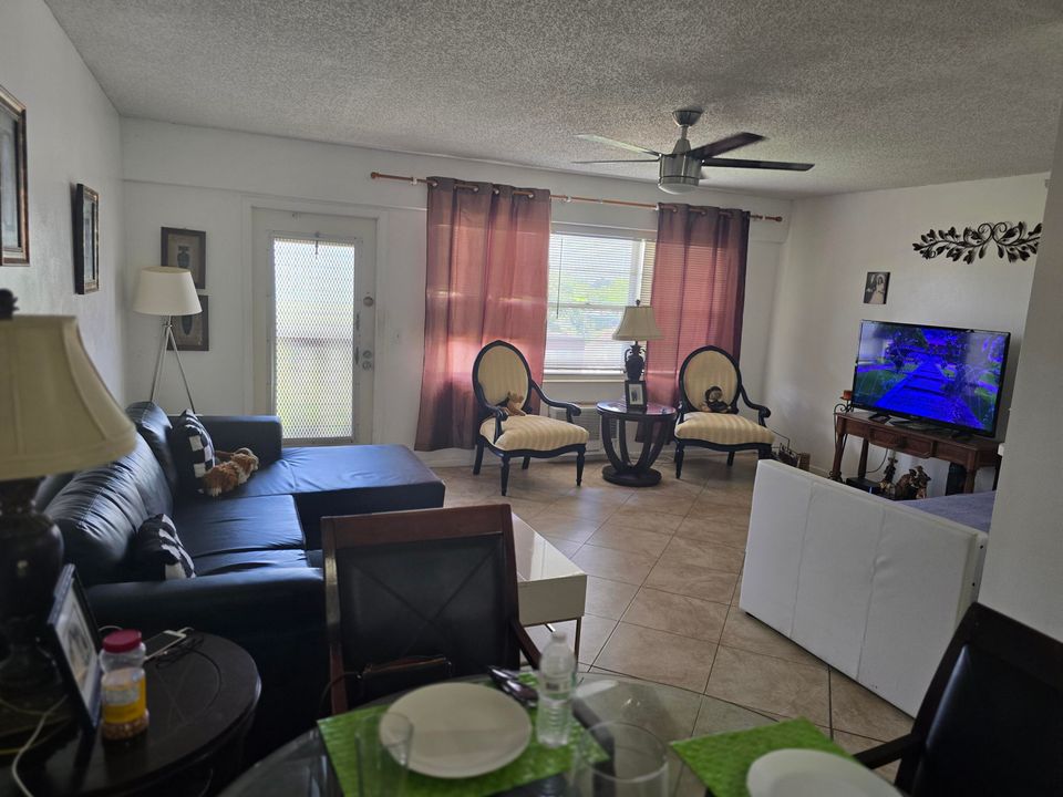 待售: $84,000 (1 贝兹, 1 浴室, 720 平方英尺)