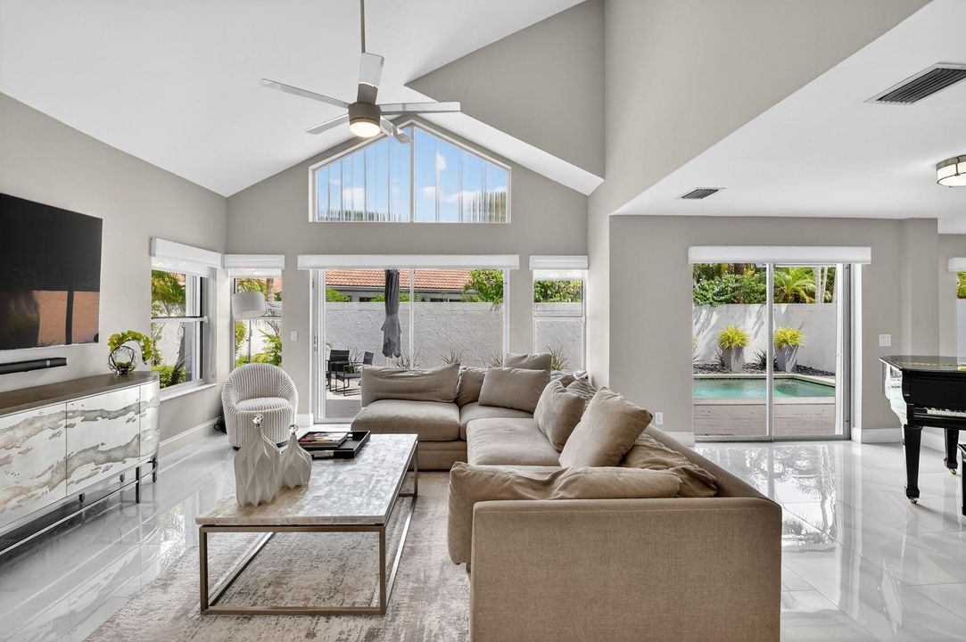 合同活跃: $699,000 (3 贝兹, 2 浴室, 1949 平方英尺)