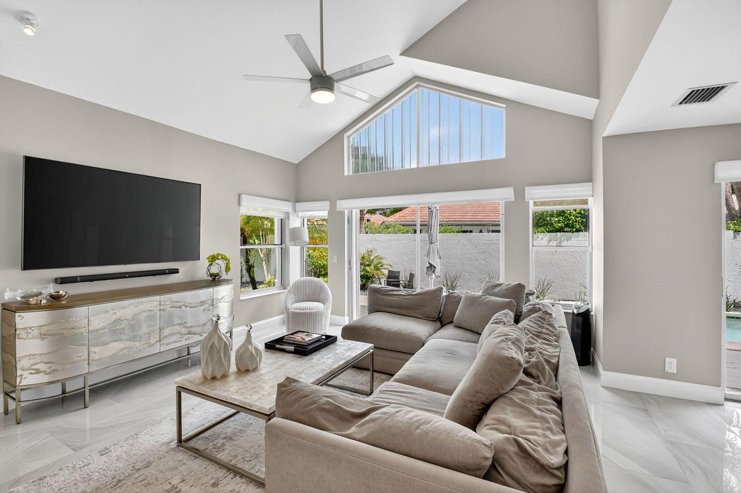 合同活跃: $699,000 (3 贝兹, 2 浴室, 1949 平方英尺)