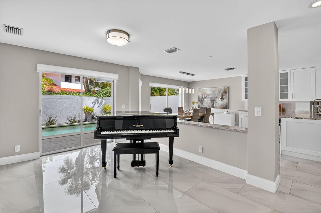 合同活跃: $699,000 (3 贝兹, 2 浴室, 1949 平方英尺)