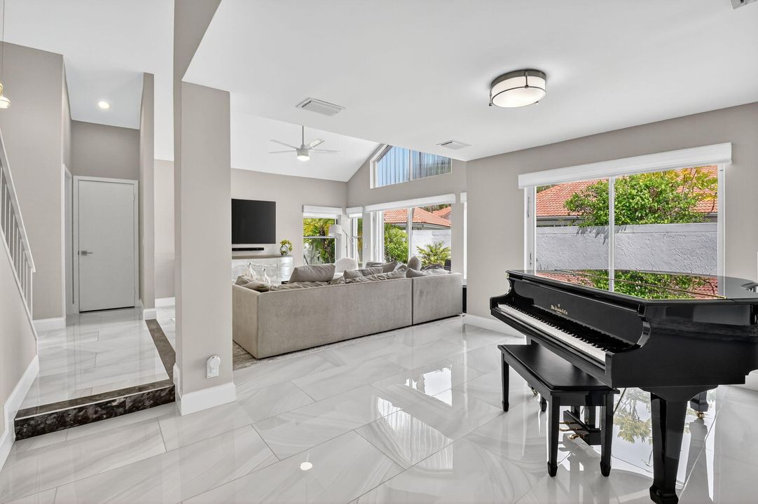 合同活跃: $699,000 (3 贝兹, 2 浴室, 1949 平方英尺)