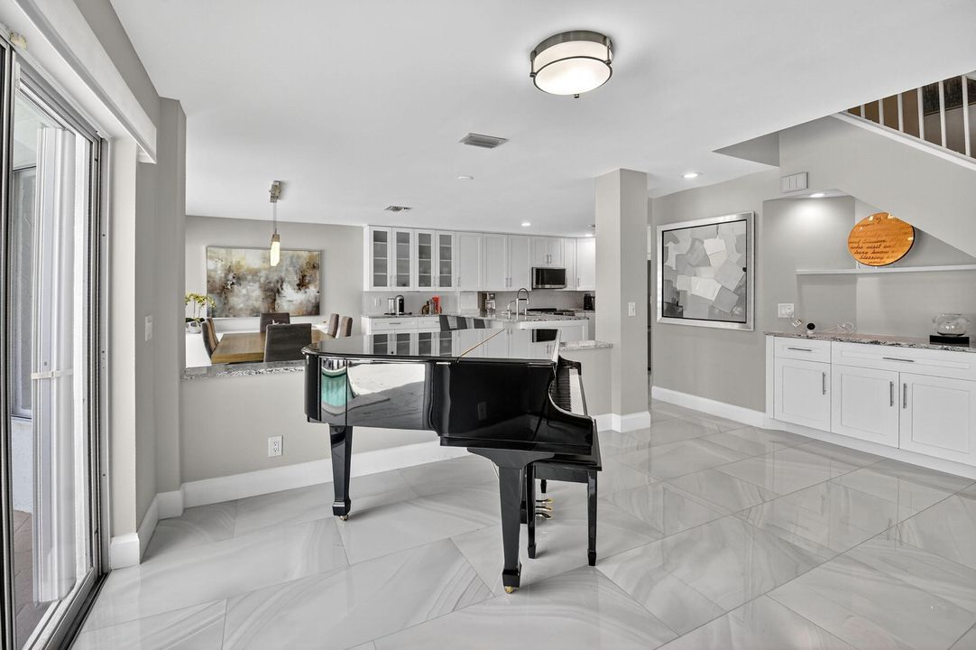 合同活跃: $699,000 (3 贝兹, 2 浴室, 1949 平方英尺)