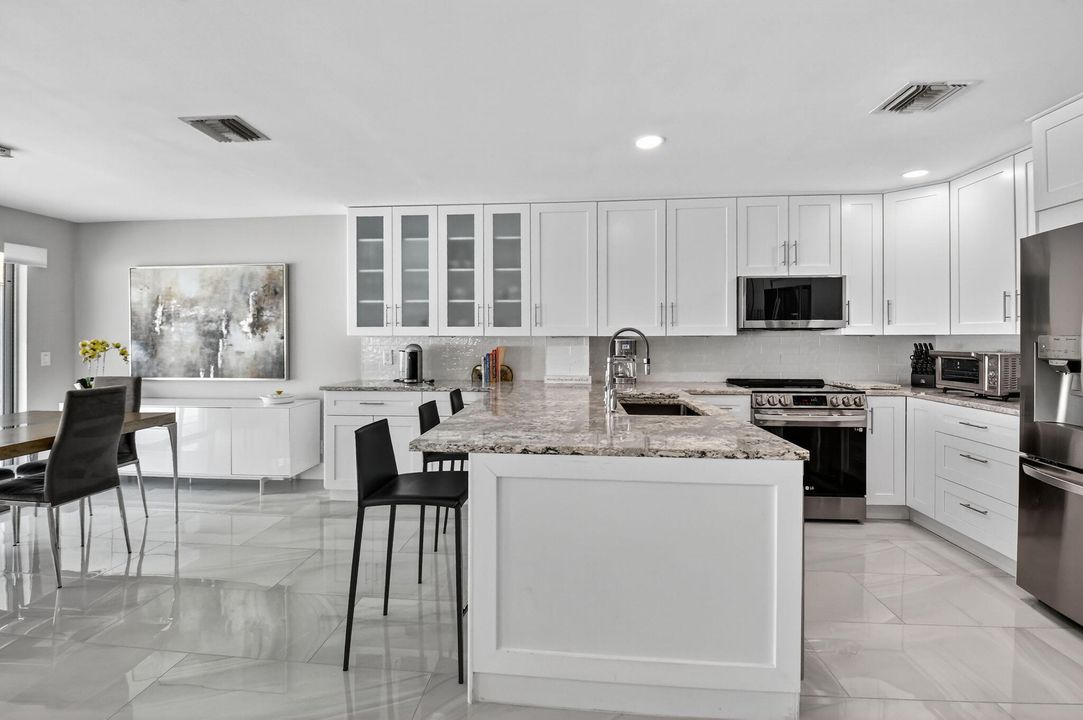 合同活跃: $699,000 (3 贝兹, 2 浴室, 1949 平方英尺)