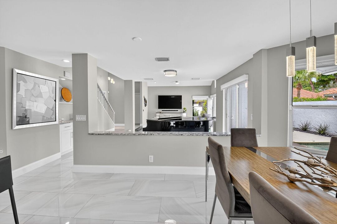 合同活跃: $699,000 (3 贝兹, 2 浴室, 1949 平方英尺)