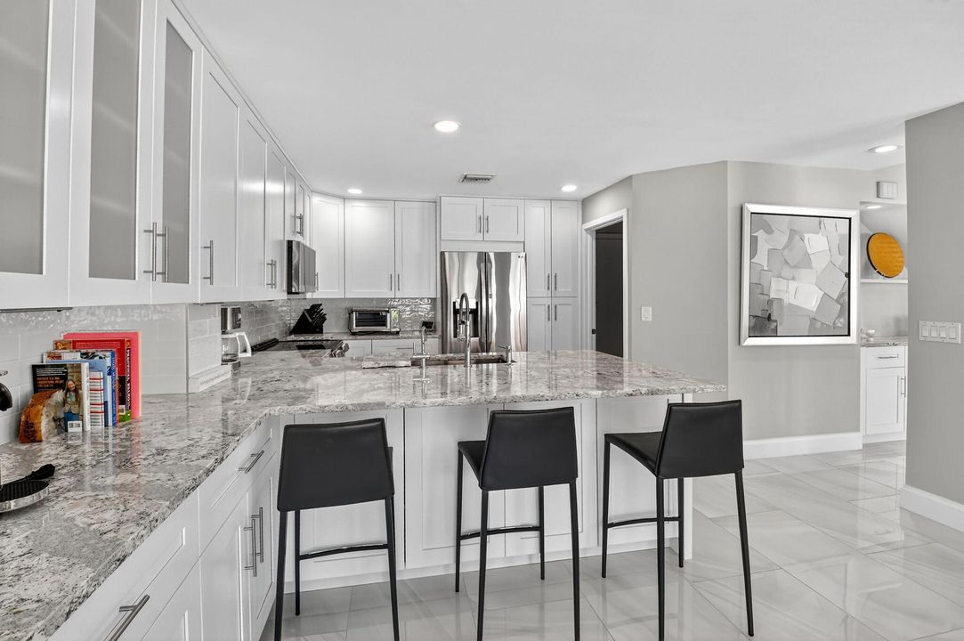 合同活跃: $699,000 (3 贝兹, 2 浴室, 1949 平方英尺)