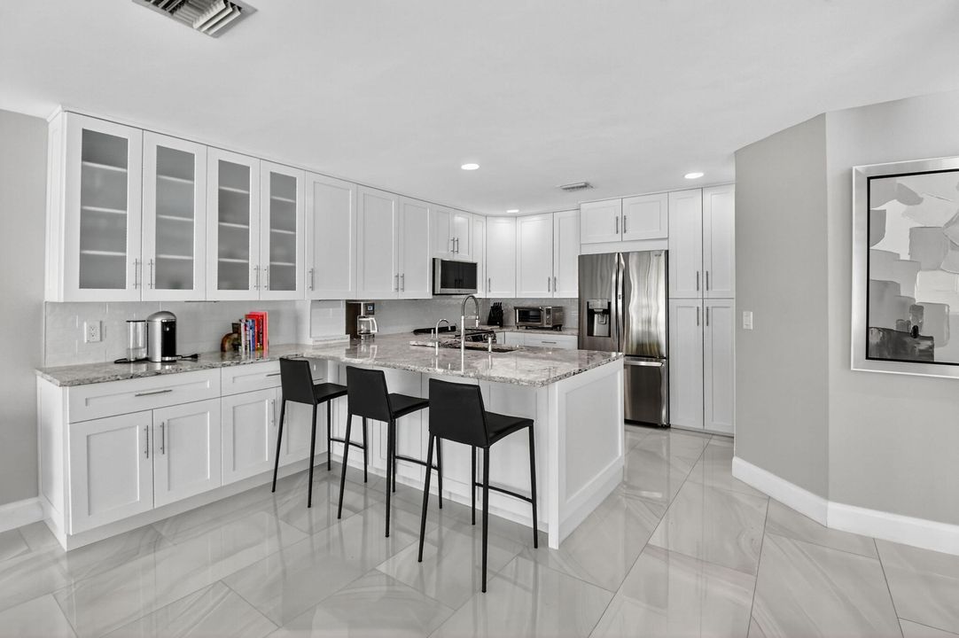 合同活跃: $699,000 (3 贝兹, 2 浴室, 1949 平方英尺)