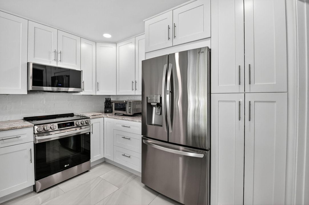 合同活跃: $699,000 (3 贝兹, 2 浴室, 1949 平方英尺)