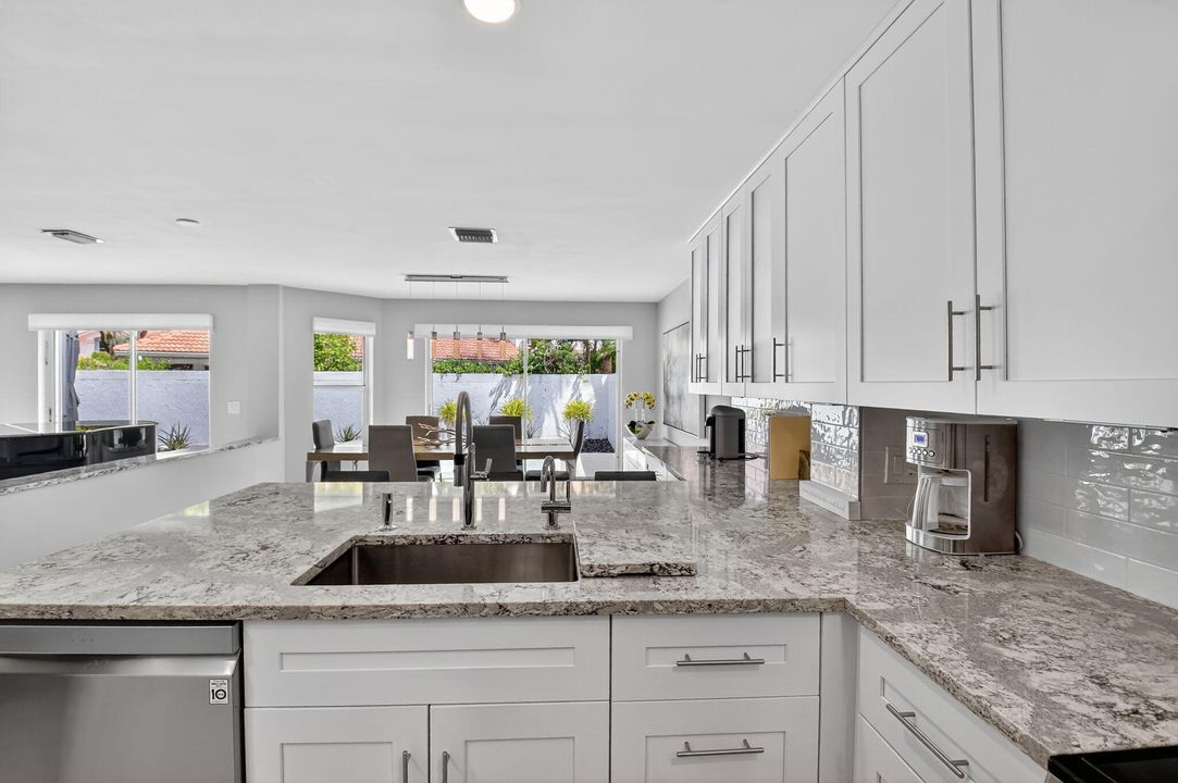 合同活跃: $699,000 (3 贝兹, 2 浴室, 1949 平方英尺)