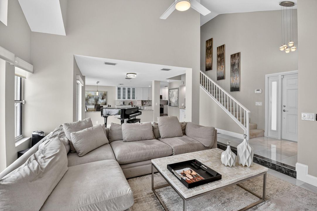 合同活跃: $699,000 (3 贝兹, 2 浴室, 1949 平方英尺)