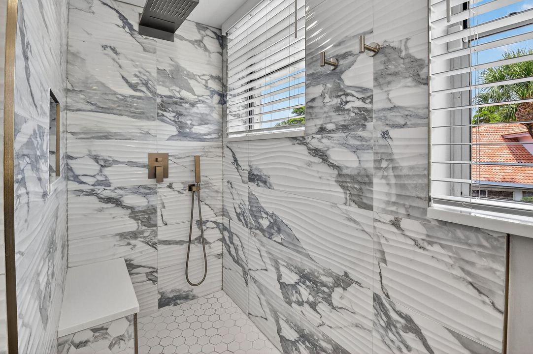 合同活跃: $699,000 (3 贝兹, 2 浴室, 1949 平方英尺)