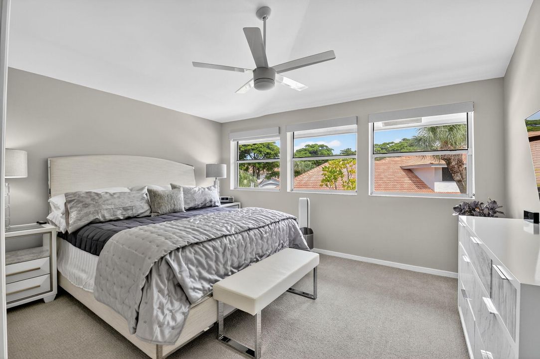 合同活跃: $699,000 (3 贝兹, 2 浴室, 1949 平方英尺)