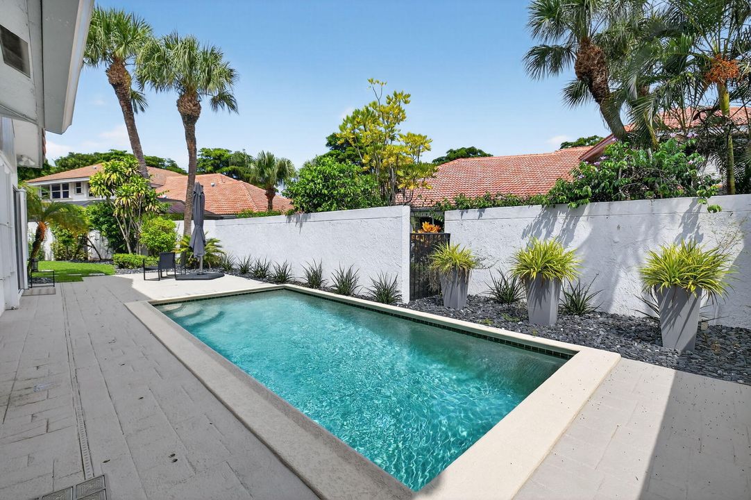 合同活跃: $699,000 (3 贝兹, 2 浴室, 1949 平方英尺)