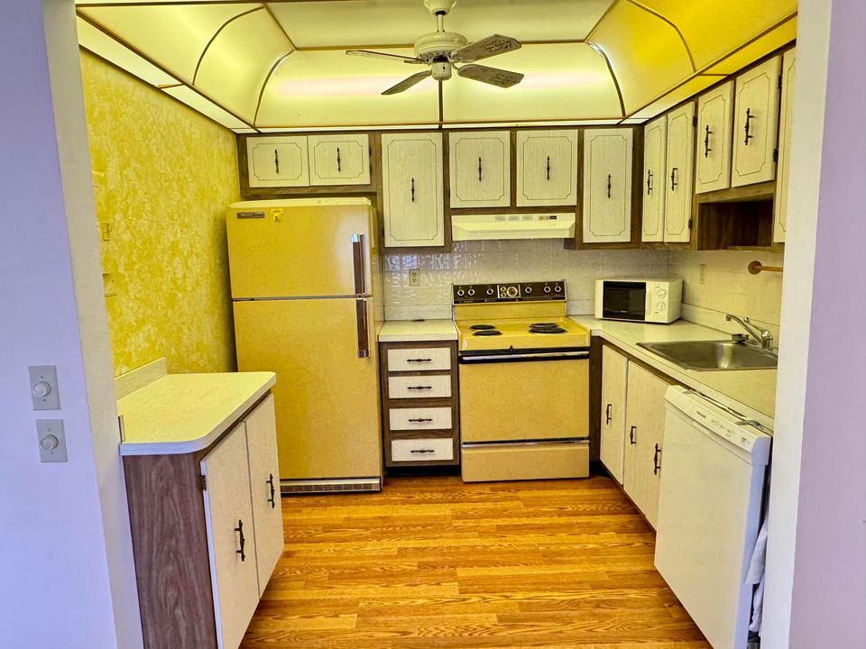 Active With Contract: $60,000 (1 beds, 1 baths, 760 Square Feet)