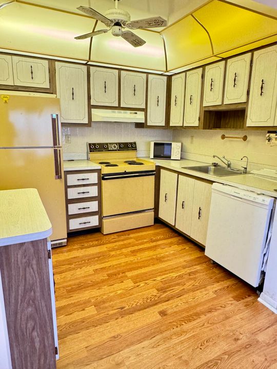 Active With Contract: $60,000 (1 beds, 1 baths, 760 Square Feet)