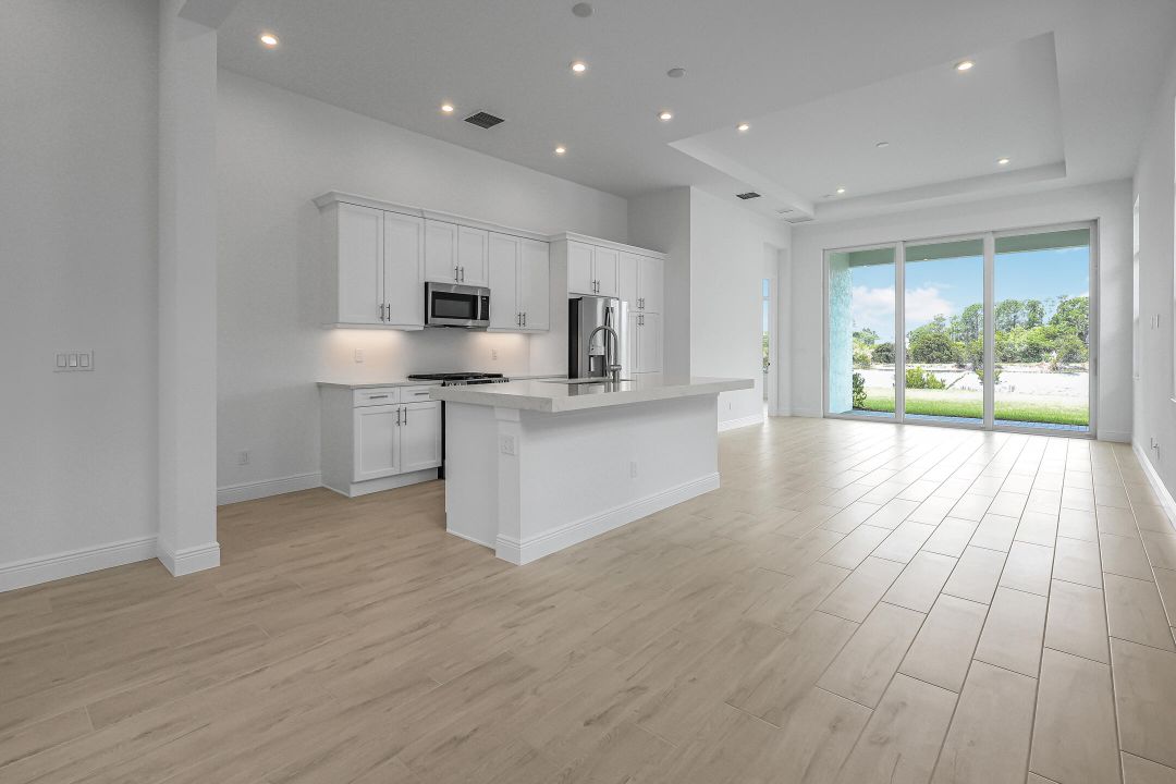 合同活跃: $474,990 (2 贝兹, 2 浴室, 1434 平方英尺)