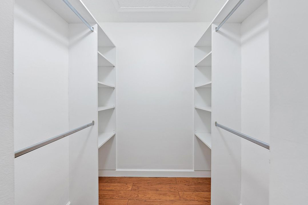 合同活跃: $1,050,000 (4 贝兹, 2 浴室, 2400 平方英尺)