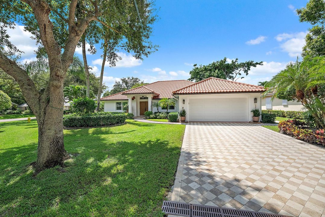 合同活跃: $1,050,000 (4 贝兹, 2 浴室, 2400 平方英尺)