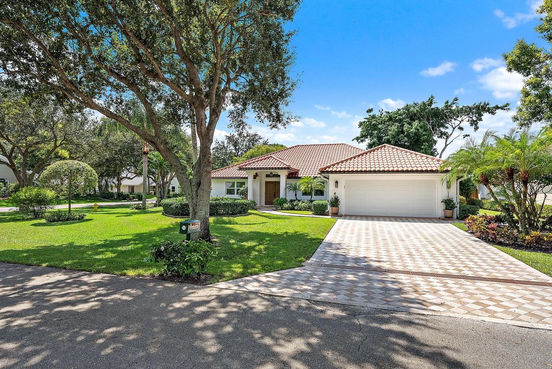 合同活跃: $1,050,000 (4 贝兹, 2 浴室, 2400 平方英尺)