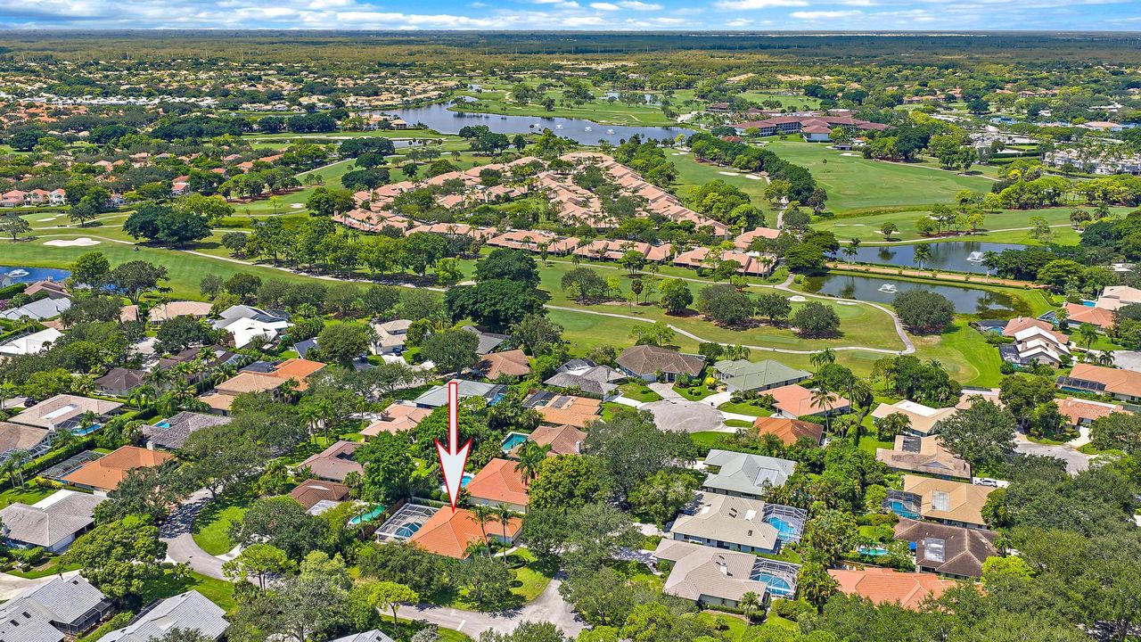 合同活跃: $1,050,000 (4 贝兹, 2 浴室, 2400 平方英尺)