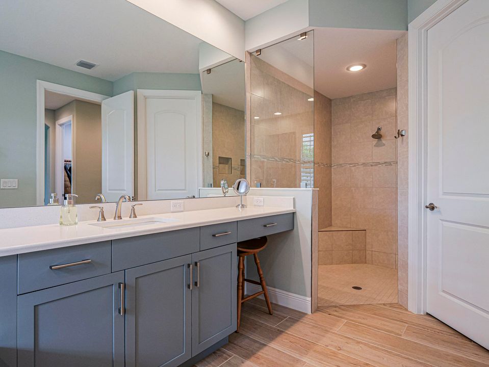 合同活跃: $750,000 (3 贝兹, 2 浴室, 2621 平方英尺)