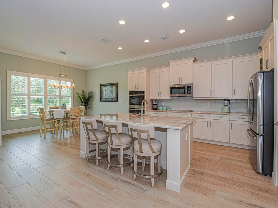 合同活跃: $750,000 (3 贝兹, 2 浴室, 2621 平方英尺)