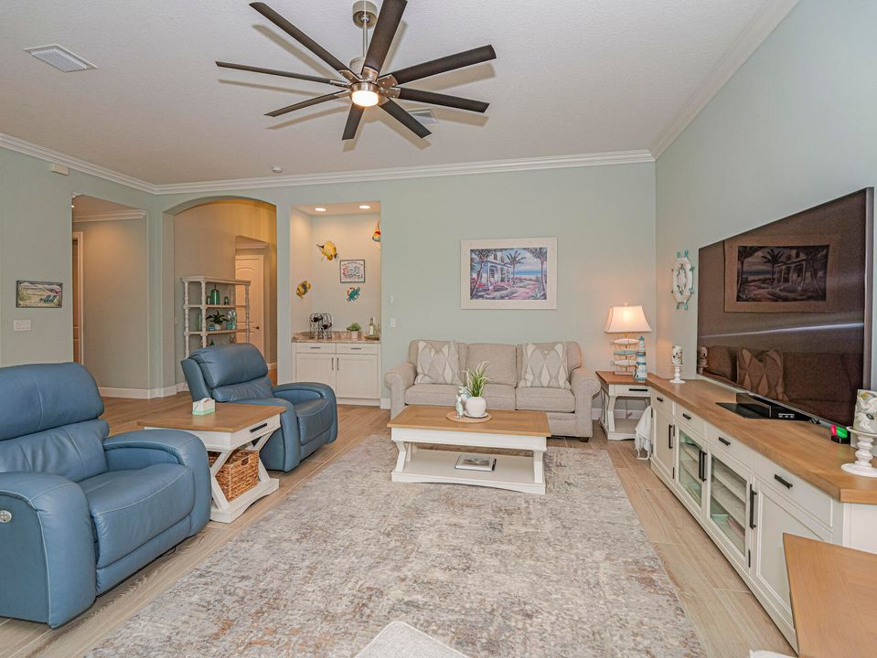 合同活跃: $750,000 (3 贝兹, 2 浴室, 2621 平方英尺)