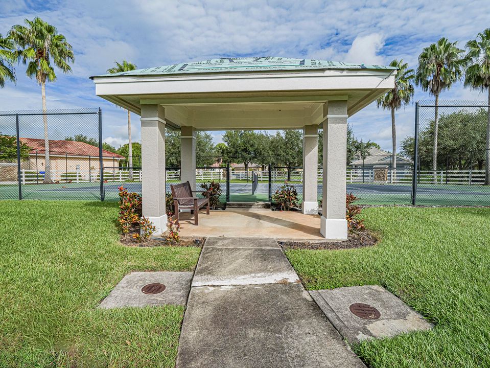 合同活跃: $750,000 (3 贝兹, 2 浴室, 2621 平方英尺)