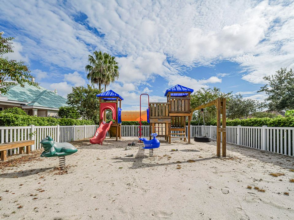 合同活跃: $750,000 (3 贝兹, 2 浴室, 2621 平方英尺)