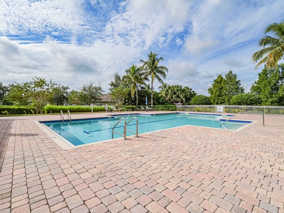 合同活跃: $750,000 (3 贝兹, 2 浴室, 2621 平方英尺)