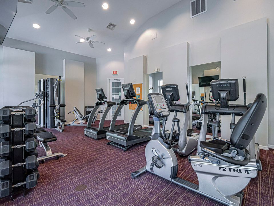 合同活跃: $750,000 (3 贝兹, 2 浴室, 2621 平方英尺)