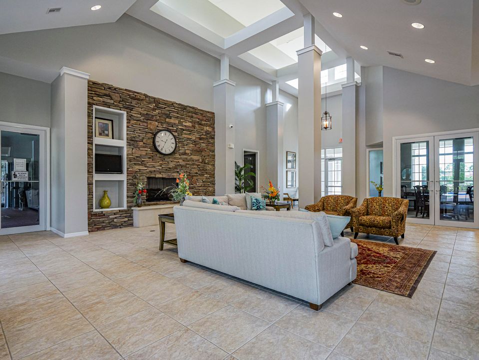 合同活跃: $750,000 (3 贝兹, 2 浴室, 2621 平方英尺)