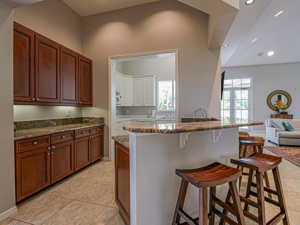 合同活跃: $750,000 (3 贝兹, 2 浴室, 2621 平方英尺)