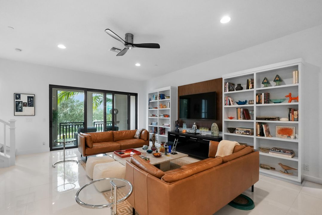 En Venta: $998,000 (4 camas, 3 baños, 2840 Pies cuadrados)