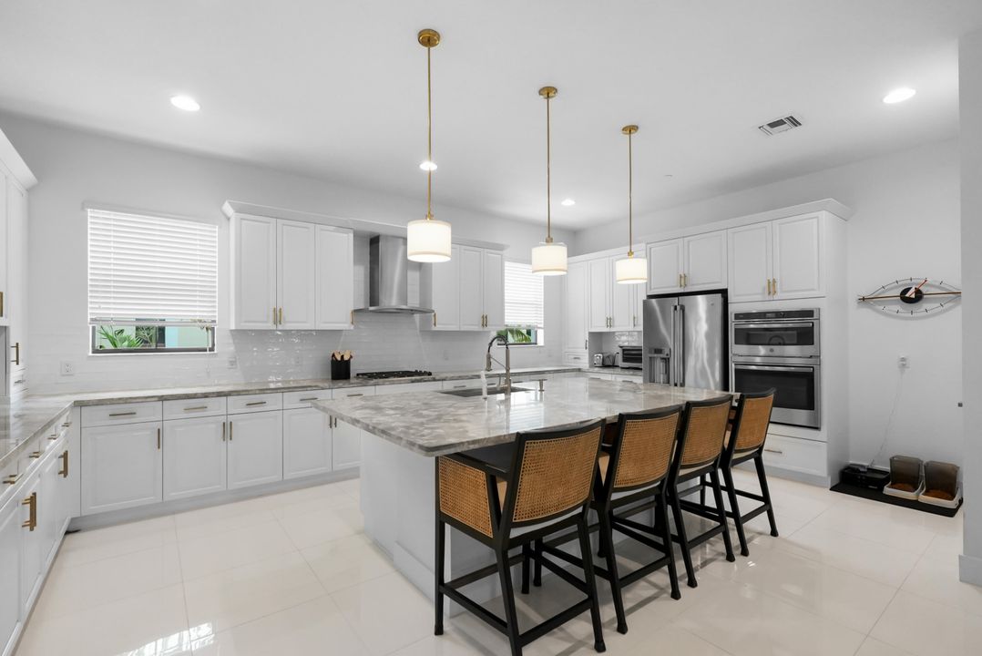 En Venta: $998,000 (4 camas, 3 baños, 2840 Pies cuadrados)