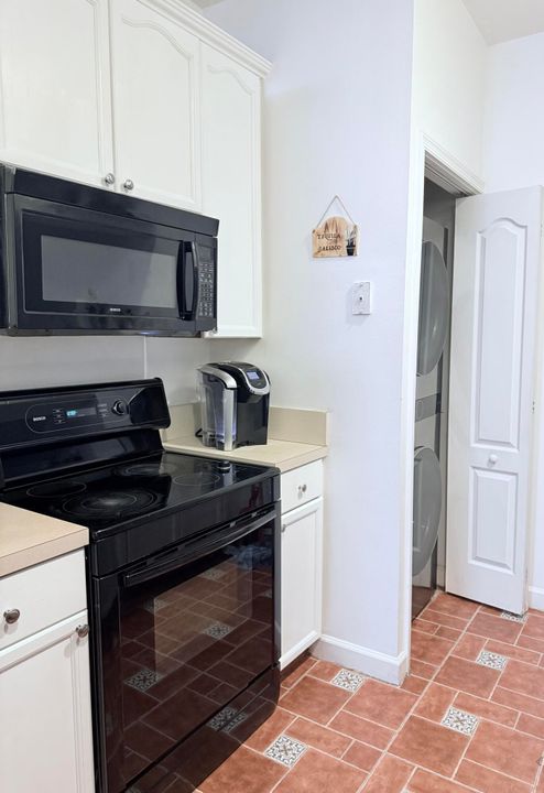 合同活跃: $4,500 (3 贝兹, 2 浴室, 1060 平方英尺)